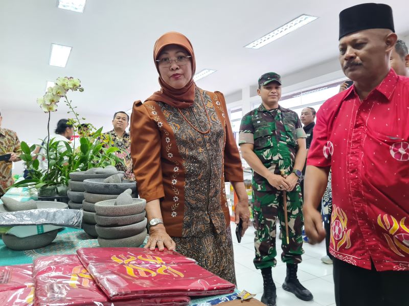 TURUN LAPANGAN: Staf Khusus Menteri Koperasi RI Bidang Ekonomi Produktif dan Kreatif saat meninjau KDMP Pancuranmas, Selasa (17/2) sore.