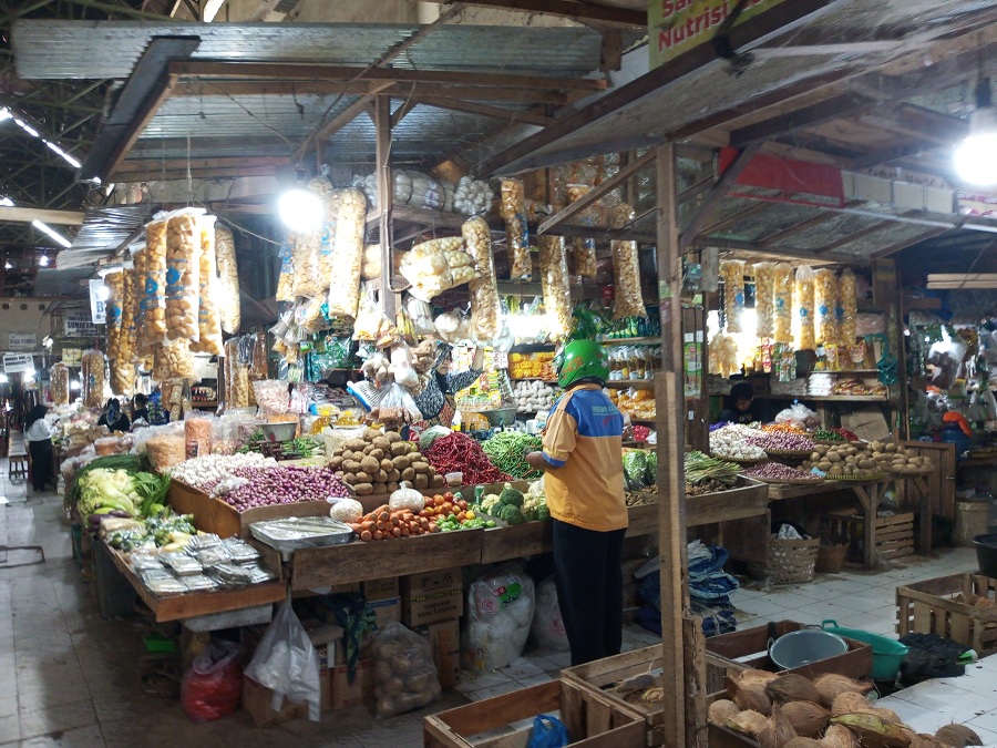 LENGANG: Kondisi Pasar Argosari saat siang hari sepi. Pedagang klaim akibat program MBG.