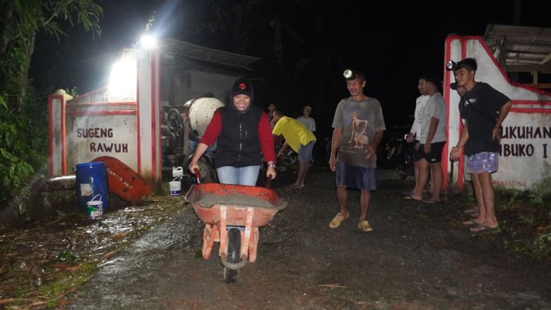 KERJA BAKTI: Warga Kalirejo melakukan pengecoran jalan kabupaten yang rusak.&nbsp;