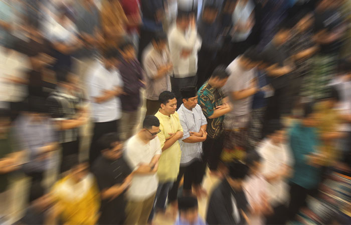 MENGAWALI TARAWIH: Sebagian umat Islam melaksanakan salat tarawih pertama bulan Ramadan 1447 H di Masjid Kampus UGM, Selasa (17/2).