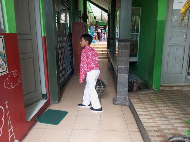 PROGRAM PUSAT: Siswa di Wonosari sedang menenteng kotak MBG di sekolahnya.