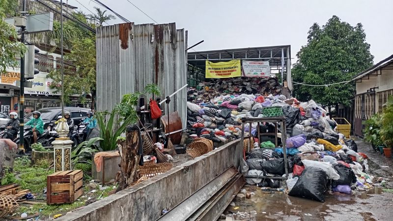 MELUBER: Kondisi Depo Tamansari yang membeludak Rabu (18/2). Akibat musim penghujan sampah di depo tersebut tertunda untuk diolah.