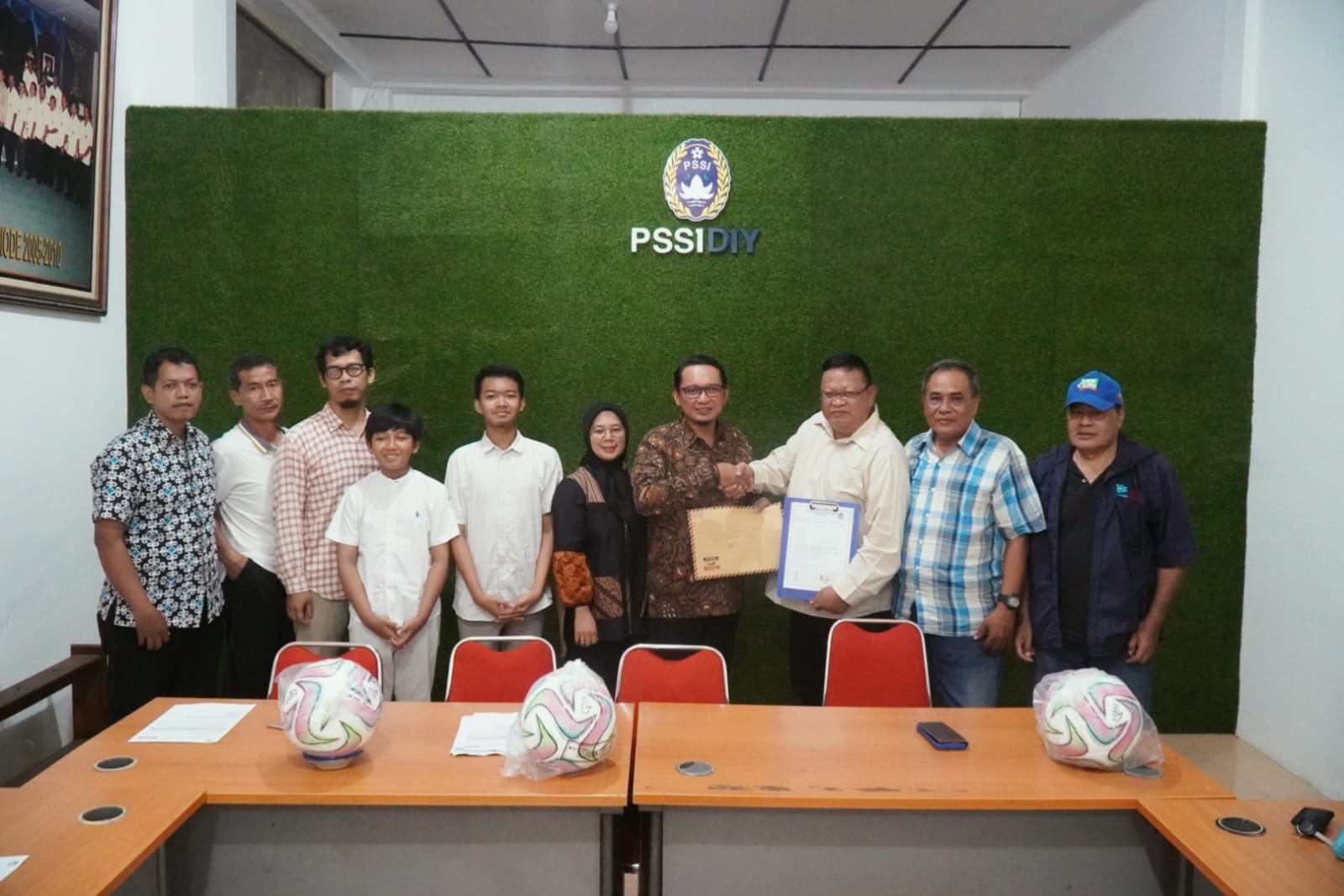 Wahyudi Kurniawan saat memasukkan formulir ke Asprov PSSI DIJ