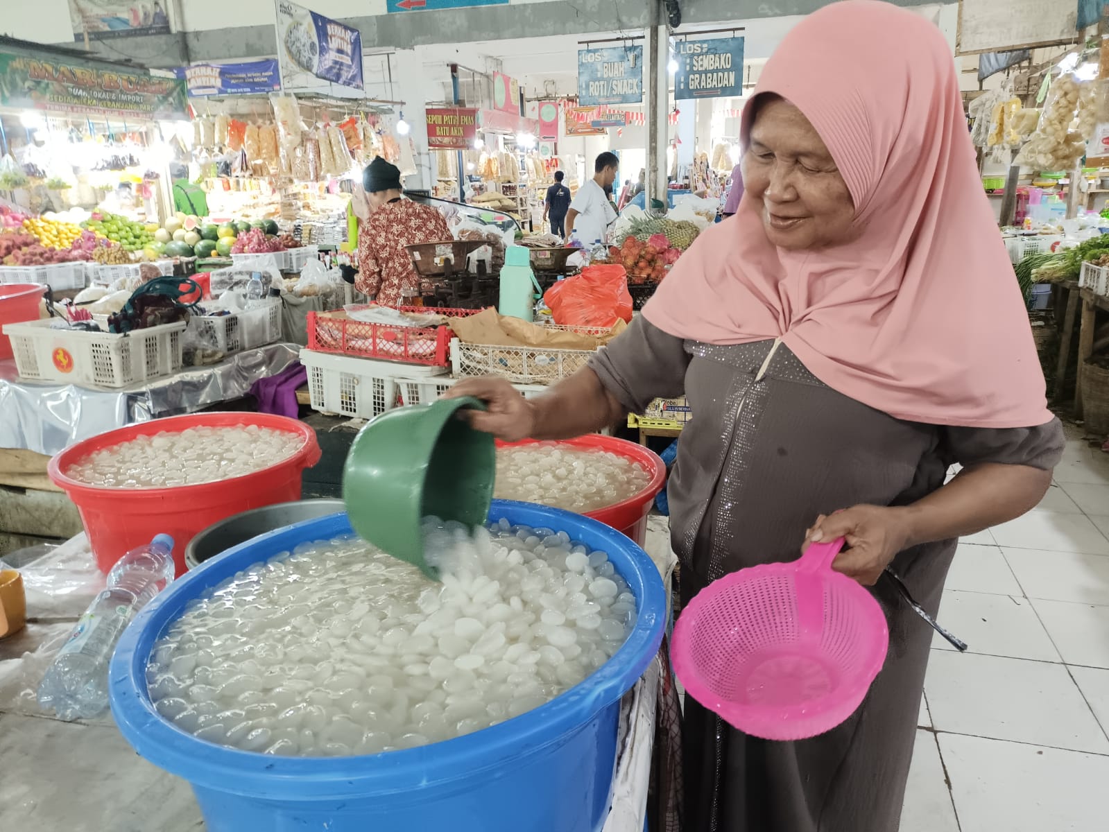 Pedagang kolang-kaling di Pasar Tumenggungan merasakan adanya peningkatan omzet jelang ramadan. (M Hafied/Radar Jogja)  