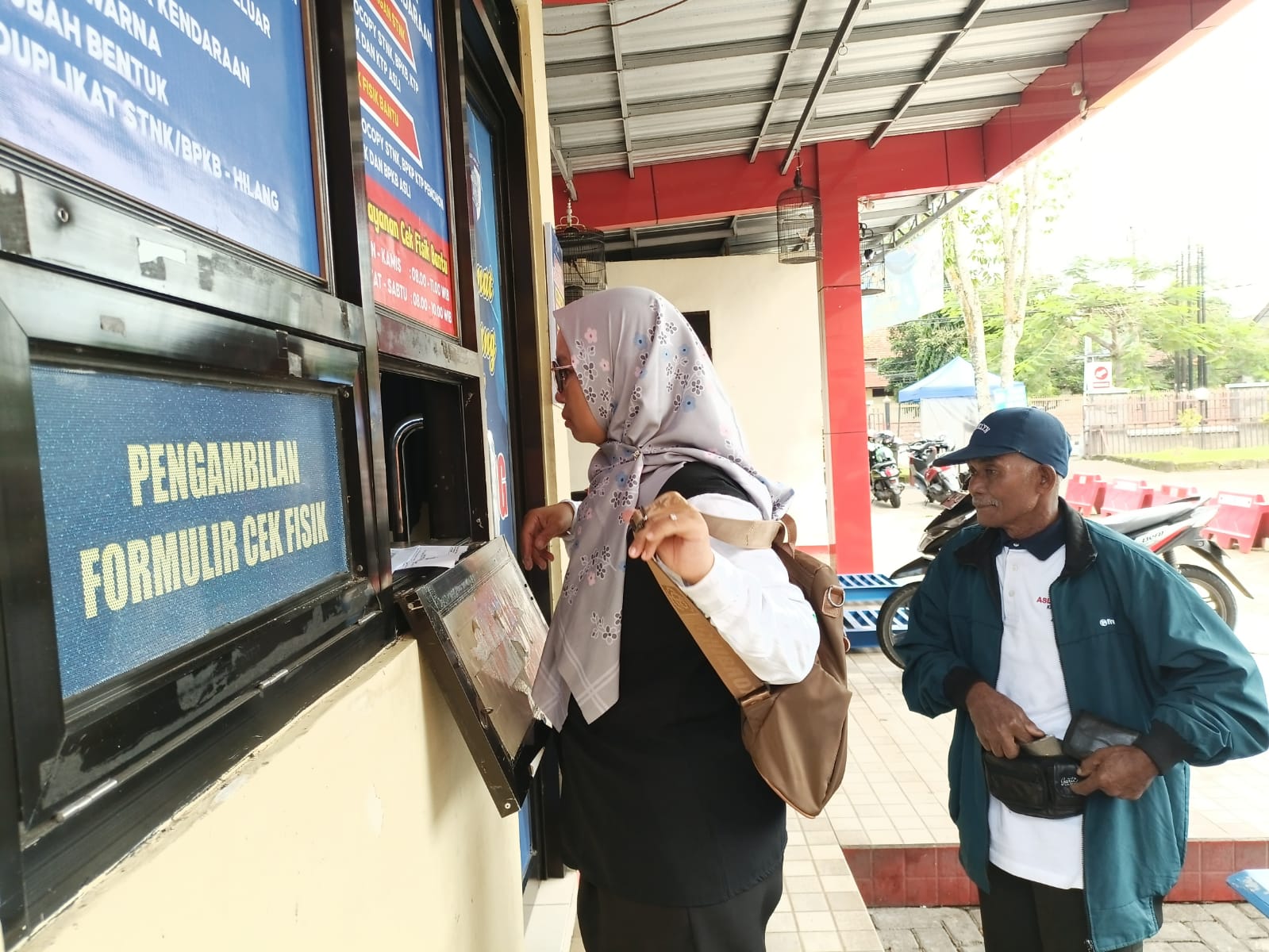Warga Purworejo tetap bayar pajak kendaraan bermotor meski terdapat kenaikan pembayaran buntut dari adanya kebijakan penerapan pungutan opsen. (M Hafied/Radar Jogja)