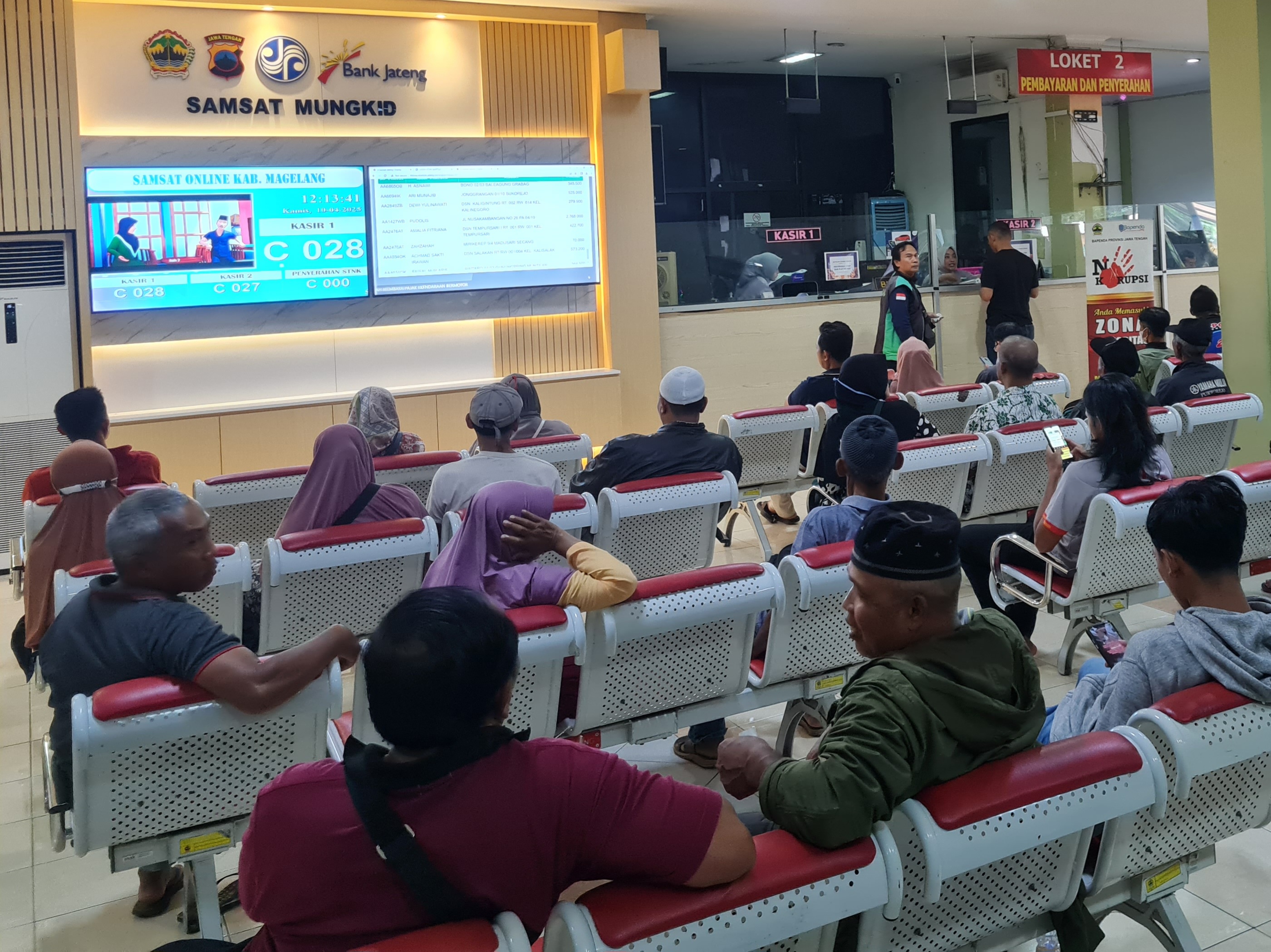Suasana kantor UPPD Mungkid. Banyak pengguna kendaraan bermotor yang hendak membayar pajak, Rabu (18/2).