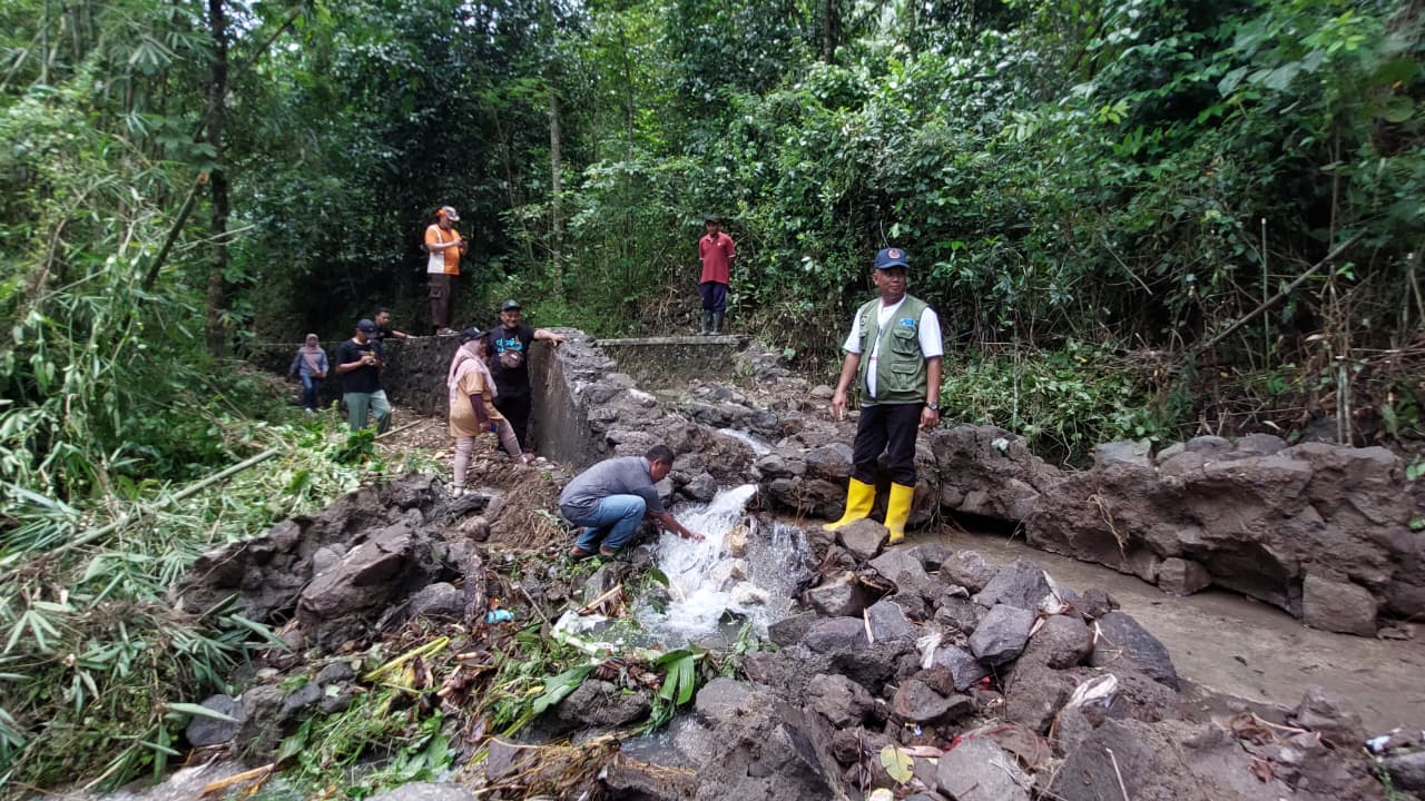ROBOH: Personel Kampung Siaga Bencana Banyuroto meninjau talud irigasi yang ambrol.&nbsp;