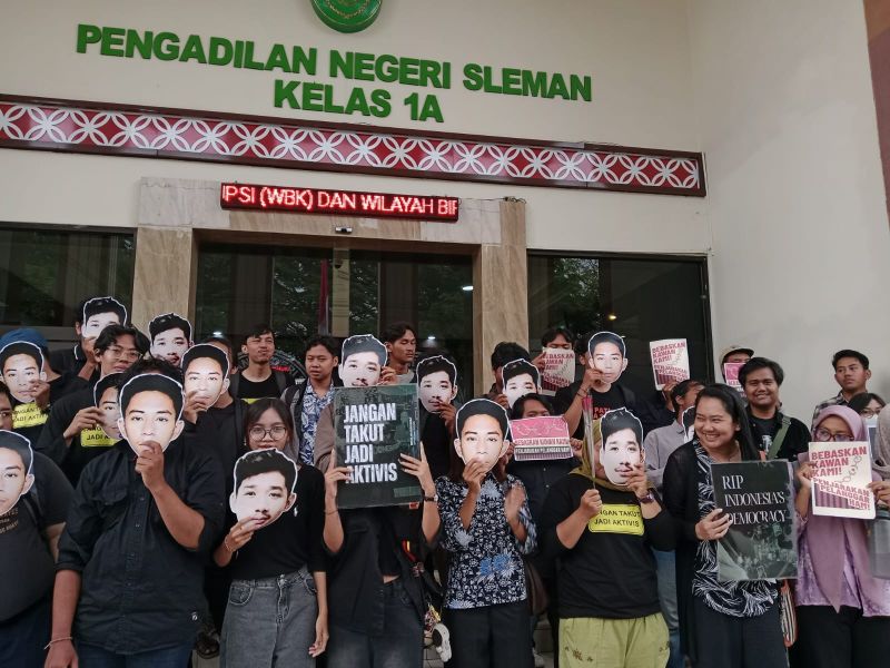 Koalisi masyarakat sipil, mengenakan kaus bertulis
