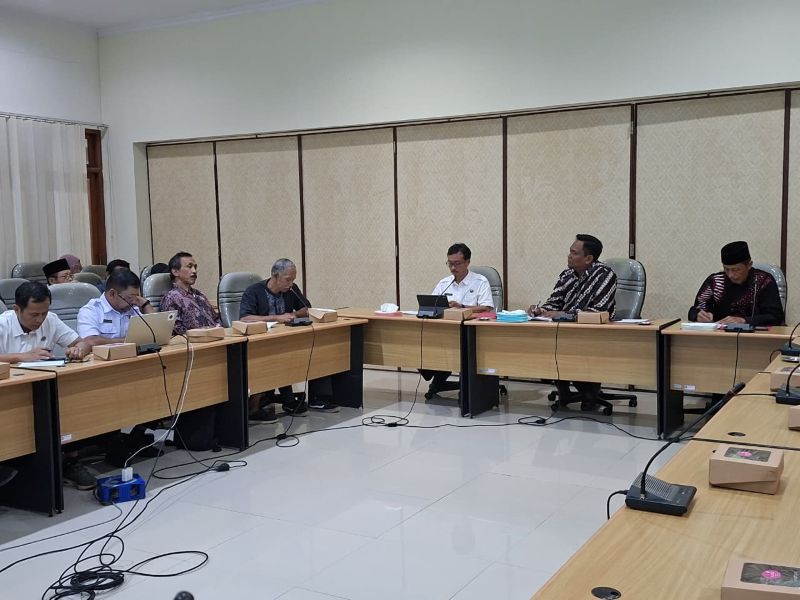 TERIMA: Ketua DPRD menerima audiensi dari wali murid SDN Teganing.&nbsp;