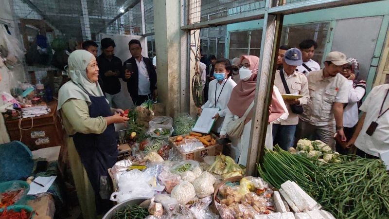 DIALOG: Personel satgas pangan menanyakan harga minyak goreng.&nbsp;