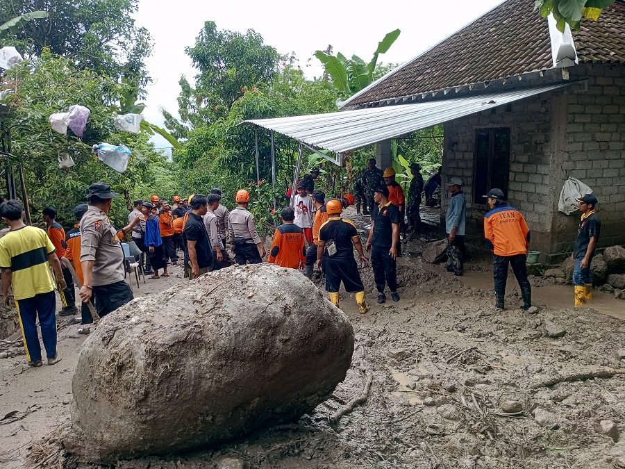 Warga bersama relawan bahu membahu membersihkan material longsor berupa batuan, lumpur dan pohon yang menerjang 12 rumah di Padukuhan Jono Kalurahan Tancep Kapanewon Ngawen.