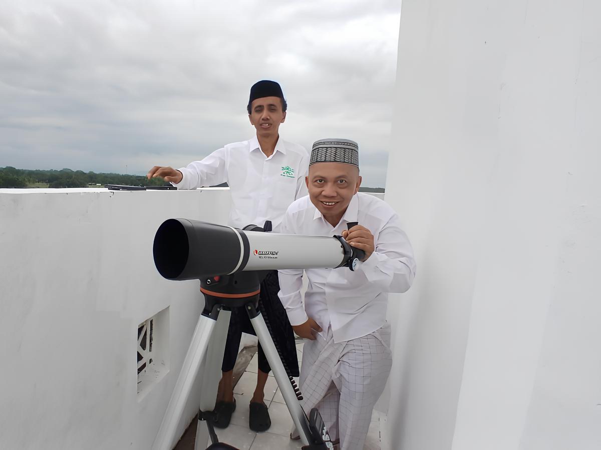 Ketua PCNU Kebumen Imam Satibi memimpin pelaksanaan rukyatul hilal di Menara Mercusuar Tanggulangin, Selasa (17/2) petang. (M Hafied/Radar Jogja)