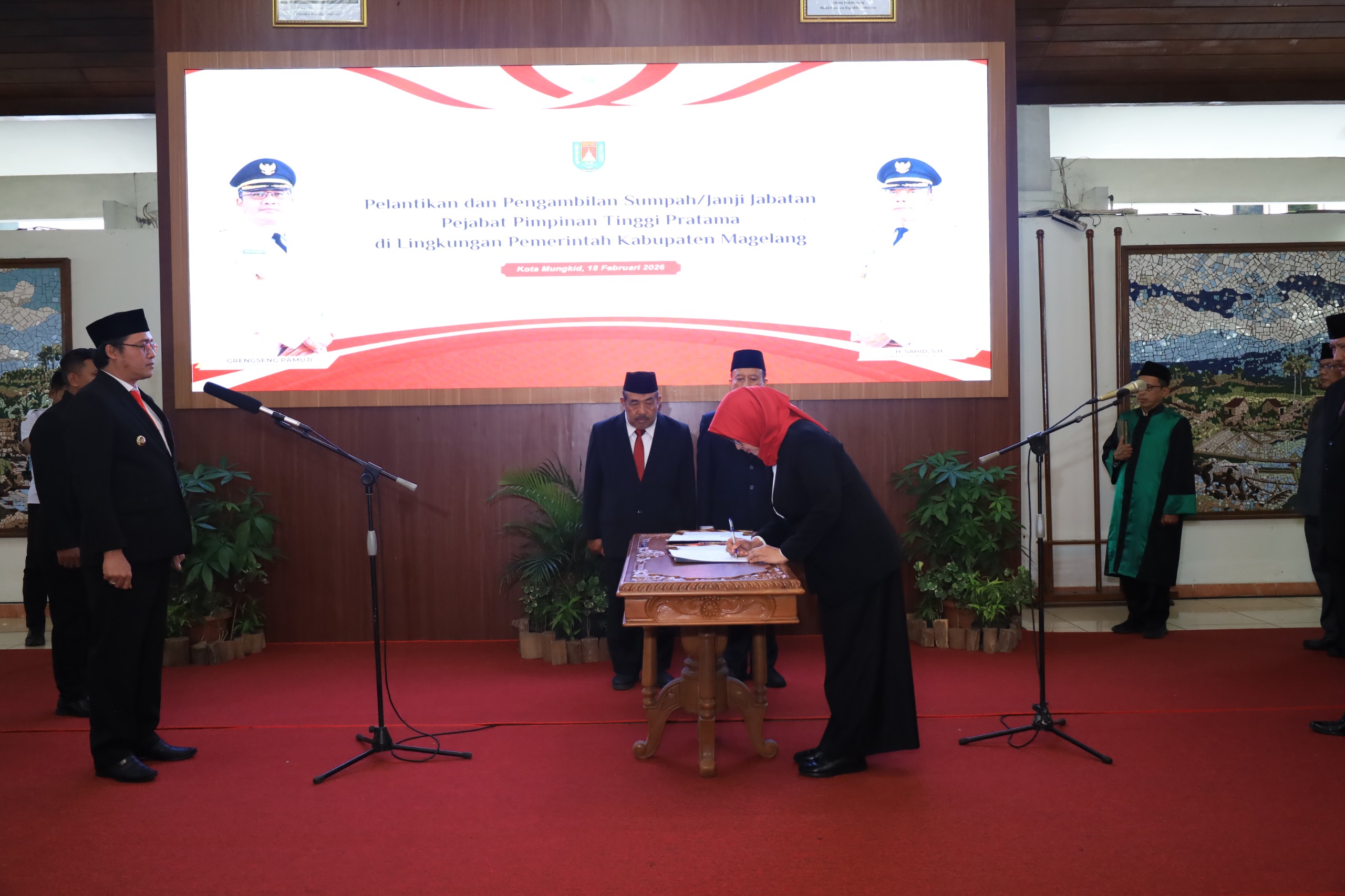 Bupati melantik dan mengambil sumpah/janji belasan pejabat tinggi pratama di lingkungan Pemkab Magelang, Rabu sore (18/2).