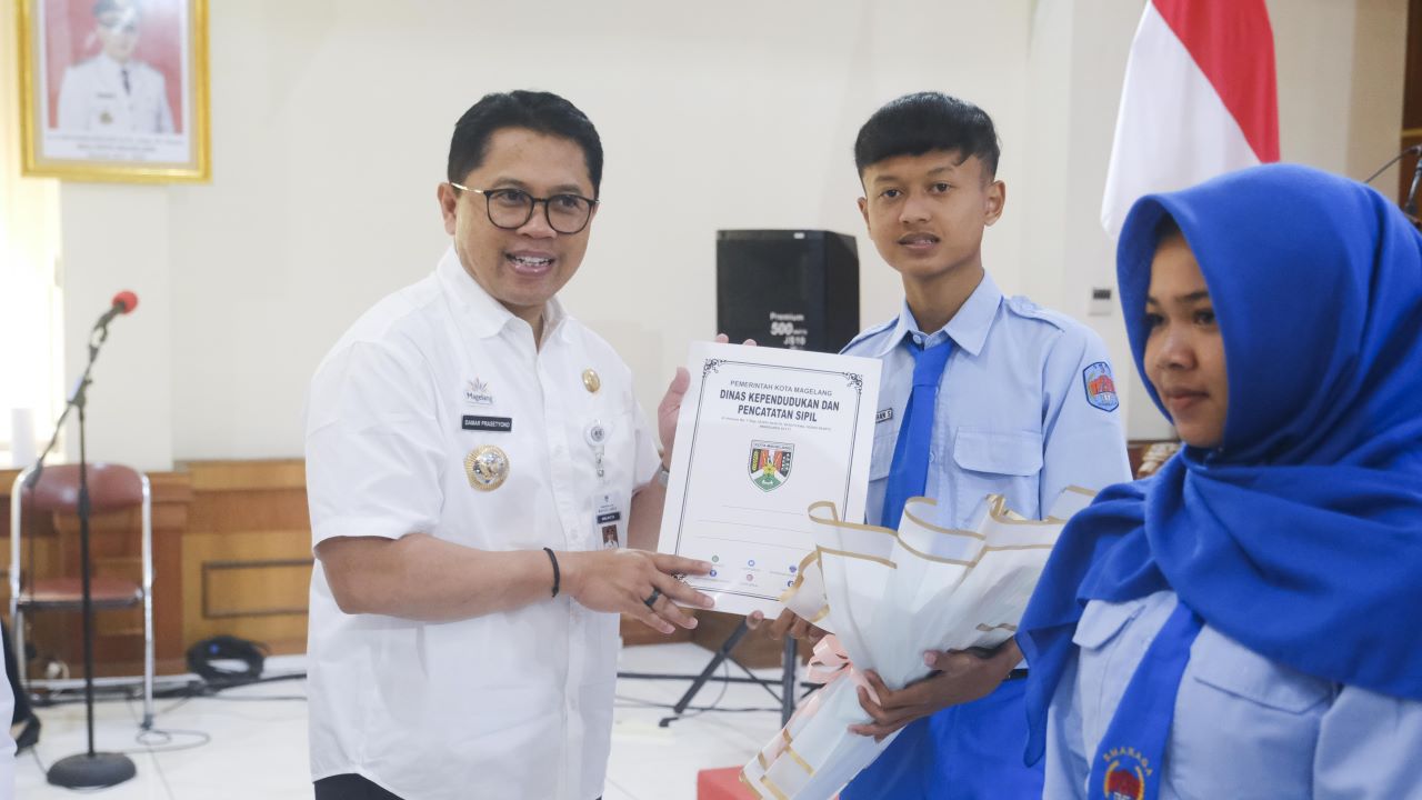 Wali Kota Magelang saat memberikan data kependudukan kepada siswa aaat gelaran FGD penyusunan Rencana Kerja 2027 di Aula Adipura Kencana, Rabu (18/2).