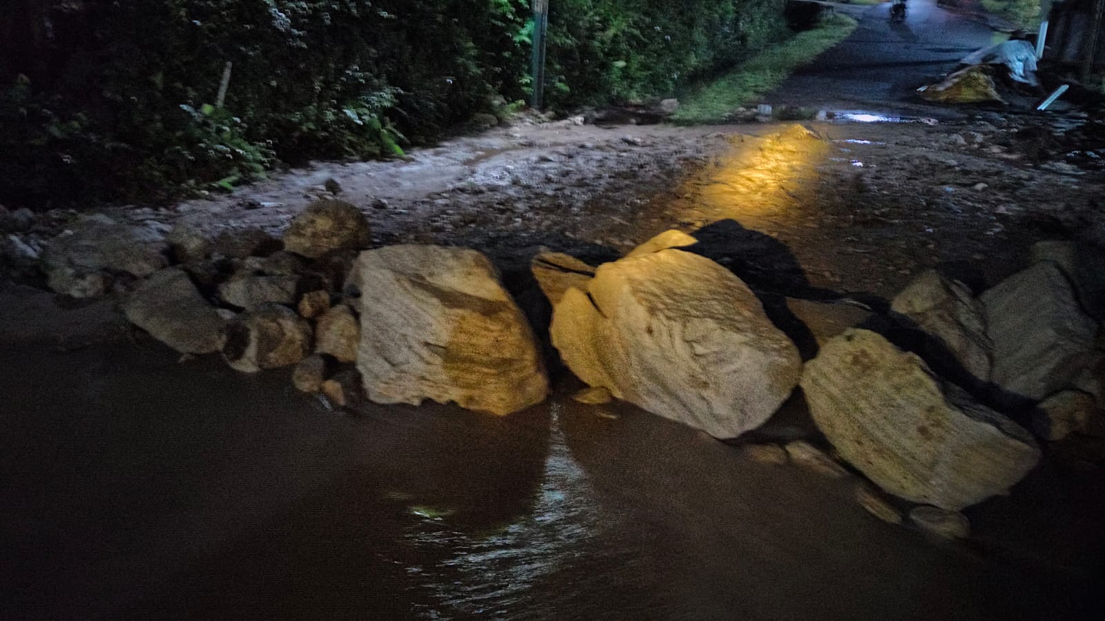 Material longosran menutupi jalan desa Kalurahan Tancep Selasa malam (17/2).