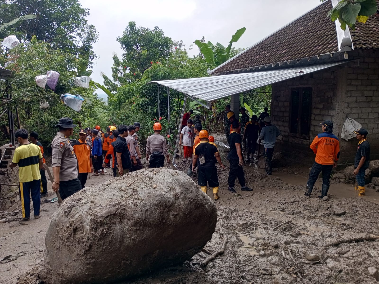 Warga bahu membahu membersihkan rumah maupun jalan  Tancep Gunungkidul akibat banjir bandang.