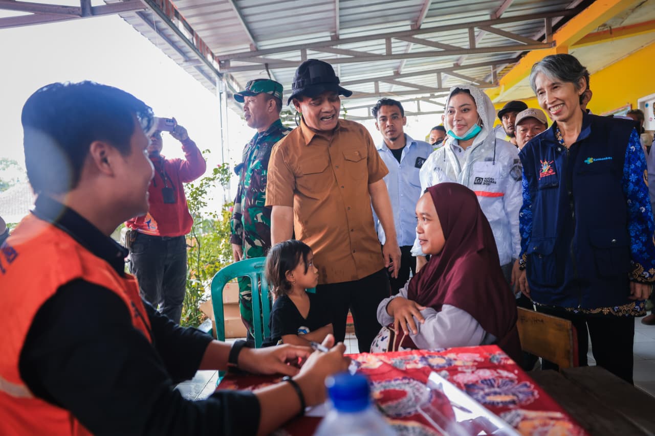 Gubernur Jawa Tengah Ahmad Luthfi meninjau langsung lokasi pengungsian di Pondok Pesantren Bahrul Qur&rsquo;an Al Munawir, Sirampog, Brebes, Rabu (18/2/2026)