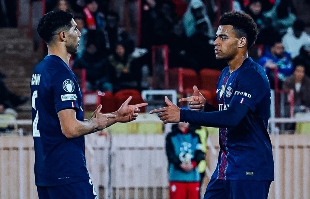 Selebrasi Desire Doue bersama Achraf Hakimi dalam kemenangan PSG atas Monaco di leg pertama babak playoff Liga Champions