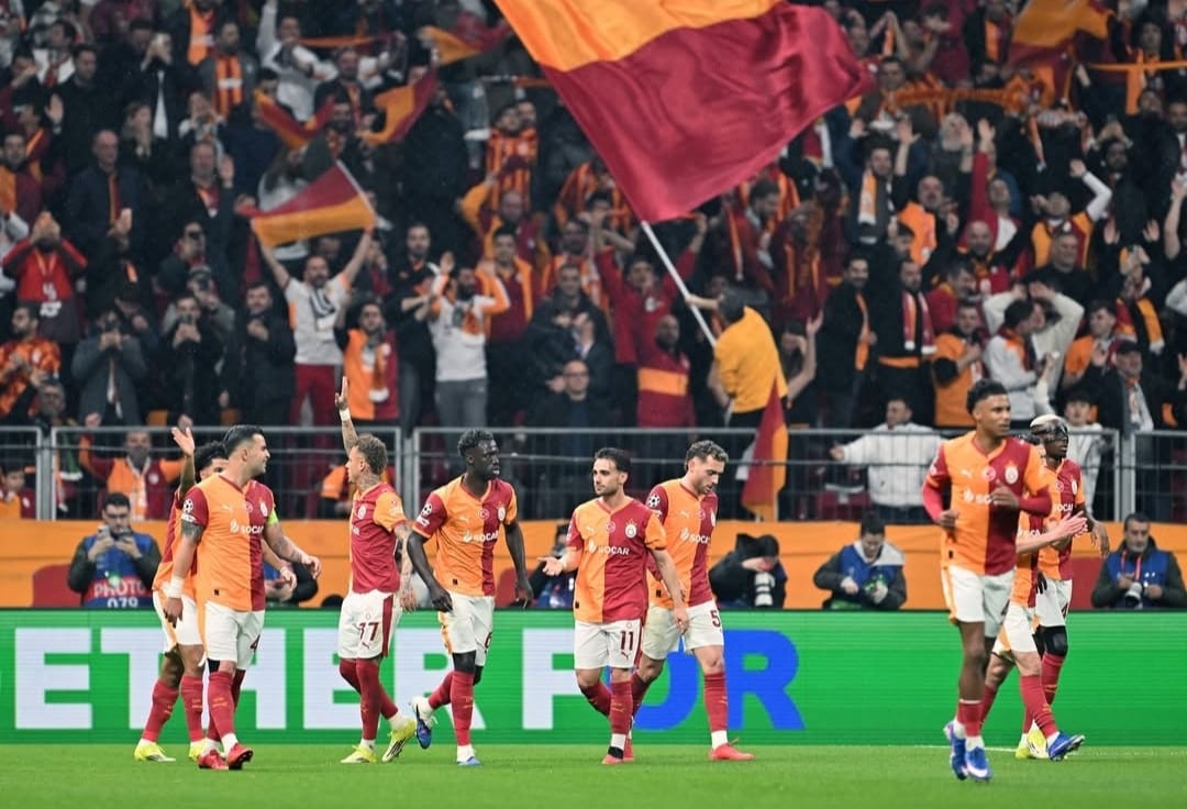 Para pemain Galatasaray rayakan kemenangan atas Juventus di Liga Champions