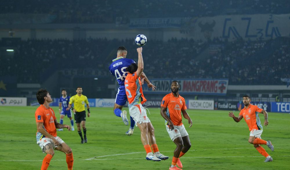 Pemain Persib Bandung, Patricio Matricardi coba menanduk bola diantara kepungan pemain Ratchaburi FC