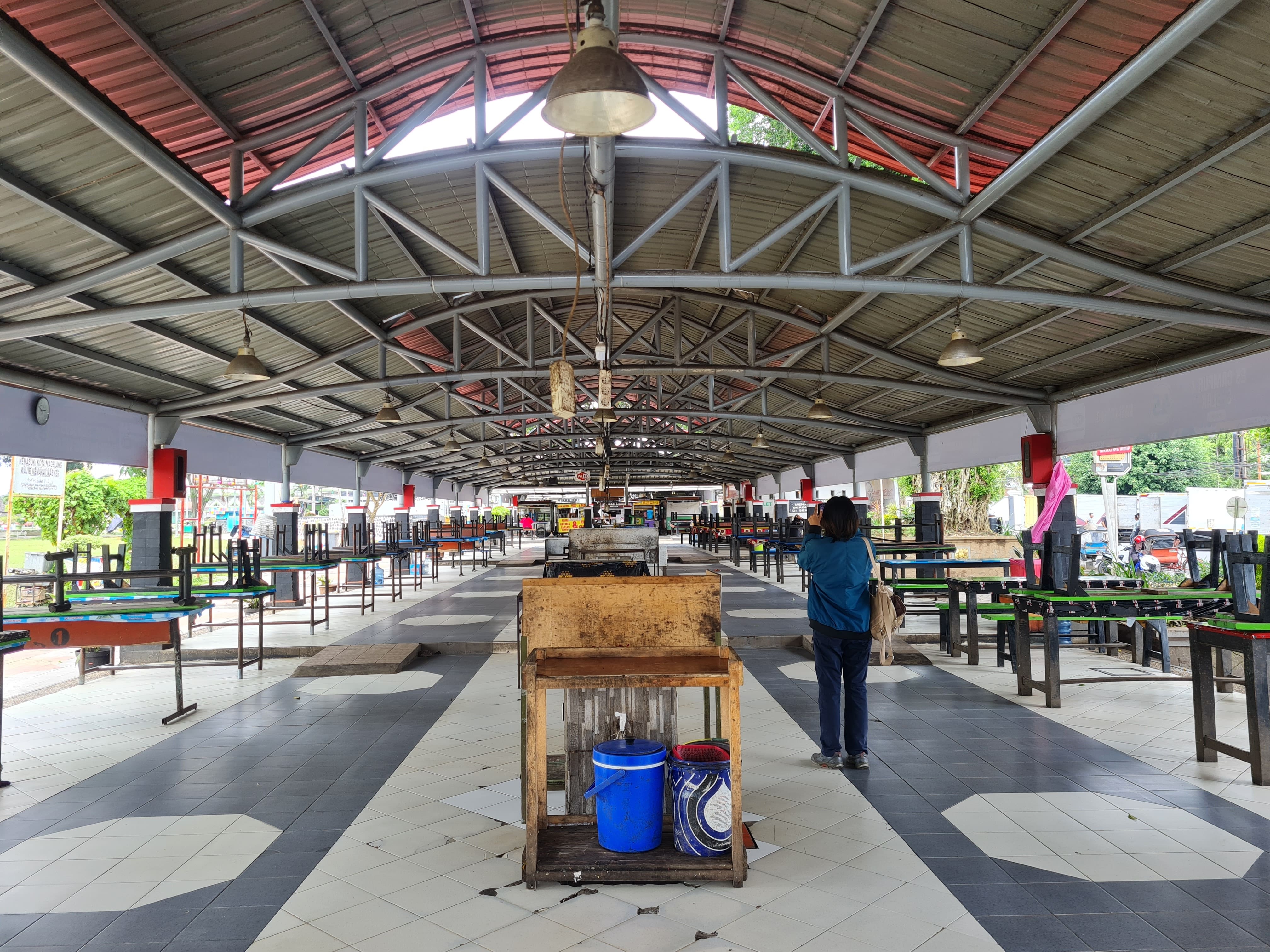 Tidak ada aktivitas pedagang di shelter kuliner Tuin Van Java (TVJ) Alun-alun Kota Magelang, Kamis (19/2).