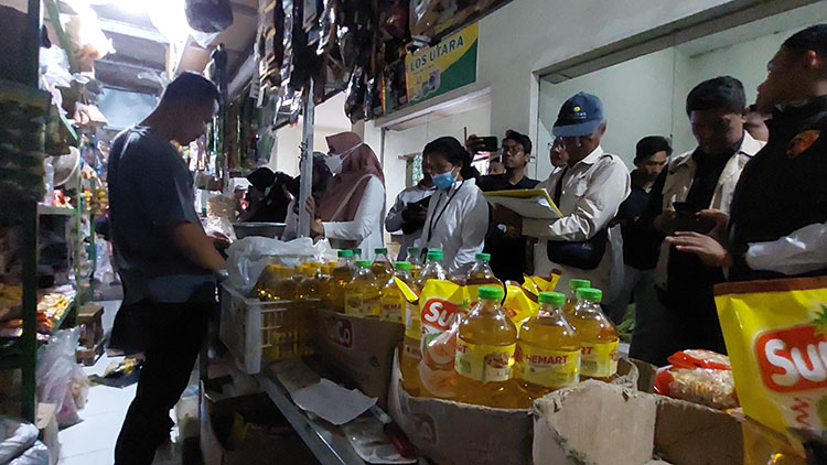 DIALOG: Personel Satgas Pangan Polda DIY menanyakan harga minyak goreng saat .pengecekan ketersediaan bahan pokok di Pasar Bendungan Wates, Rabu (18/2/2026).