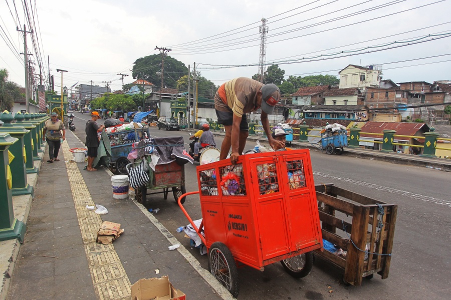 Antrean gerobak saat mengangkut sampah.