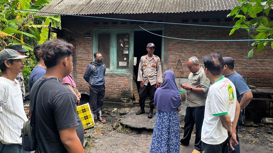 Warga dan petugas terkait sedang memeriksa rumah korban Kamis (19/2/2026).
