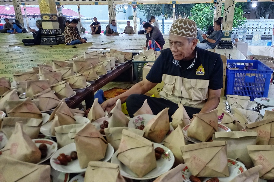 KHAS: Pengelola Masjid Gedhe Kauman saat menata takjil gulai kambing pada Kamis (19/2/2026). Menu tersebut menjadi tradisi bertahun-tahun.