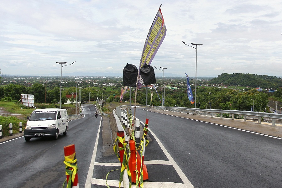 Kendaraan melintas di Jalur Tol Jogja-Solo segmen Prambanan-Purwomartani. Segmen ini akan diberlakukan secara fungsional pada 13 Maret mendatang. 