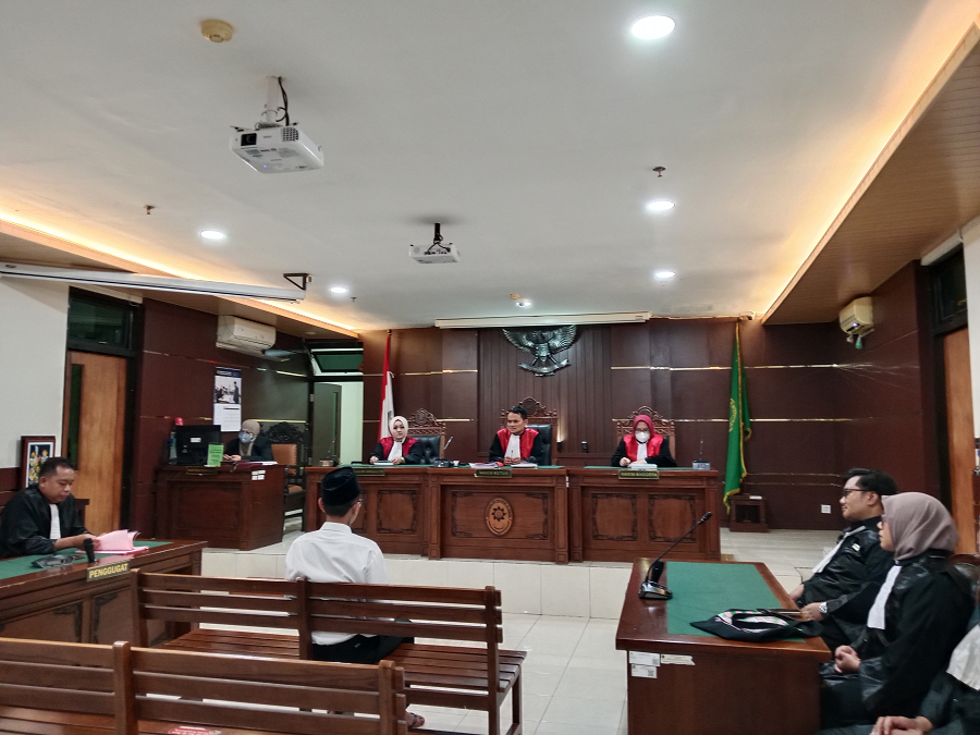 Sidang Perdana Arie.