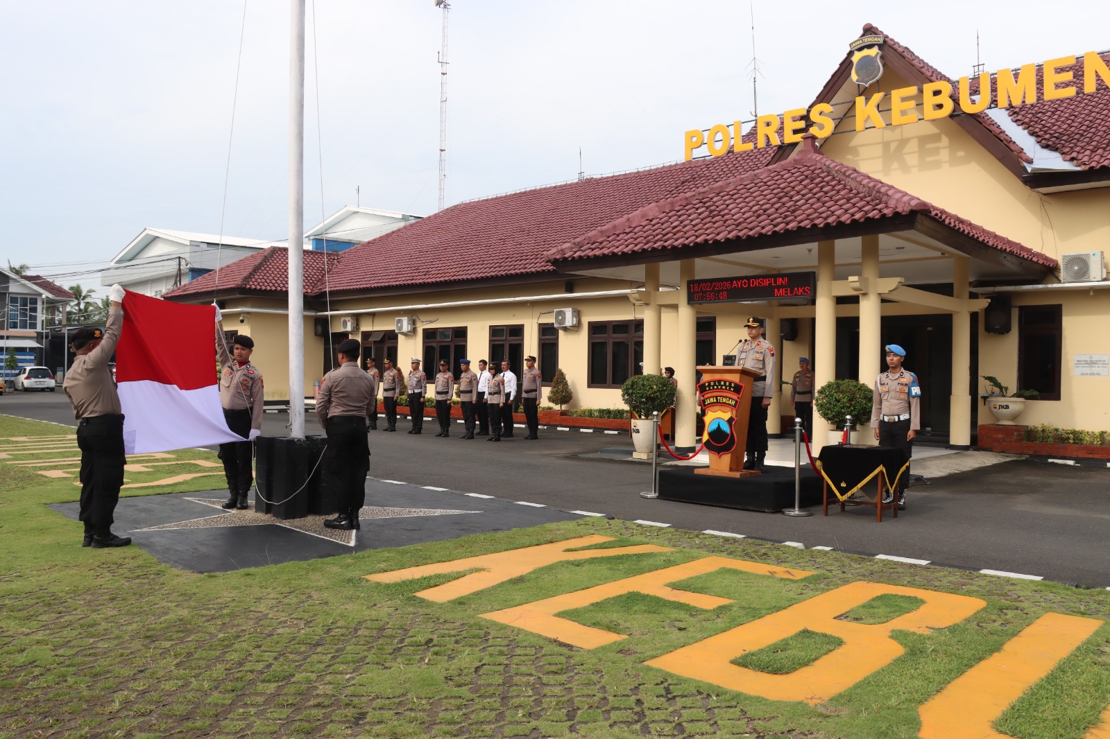 Wakapolres Kebumen Kompol Faris Budiman memimpin upacara sekaligus apel rutin personel. (Dokumentasi Polres Kebumen)