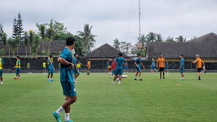 SIAP TANDING: Para pemain PSS Sleman saat menjalani latihan rutin.