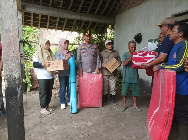 GERCEP: Selain pembersihan material longsor, Kapolsek Nanggulan Kompol A. Purwanta bersama anggotanya juga menyalurkan bantuan logistik kepada warga terdampak.