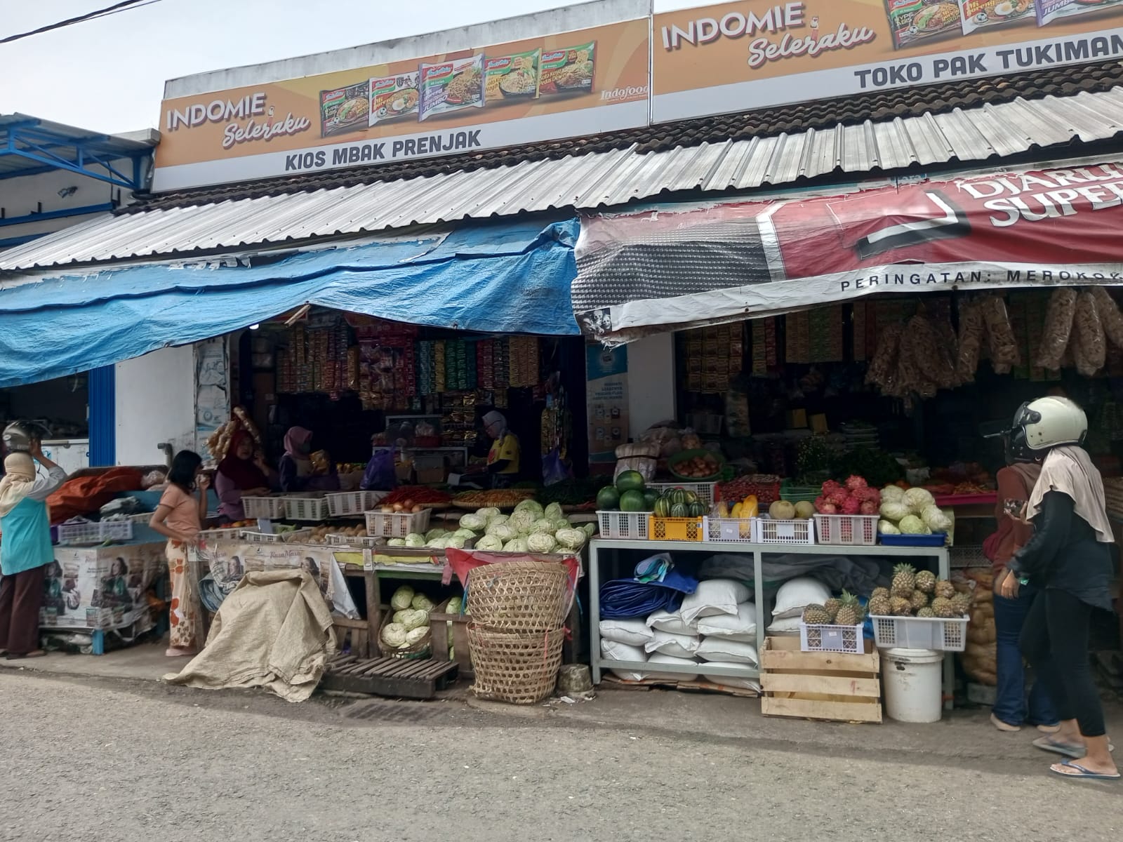 Terlihat beberapa warga sedang membeli berbagai kebutuhan bahan pokok di Pasar Argosari Wonosari.  &nbsp;