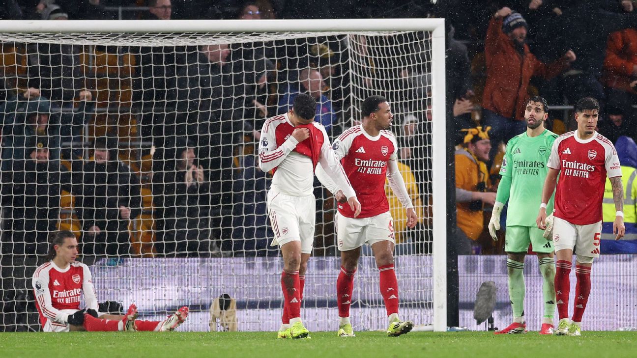 Raut kekecewaan para pemain Arsenal setelah kebobolan di menit akhir dalam hasil imbang melawan Wolves di Premier League