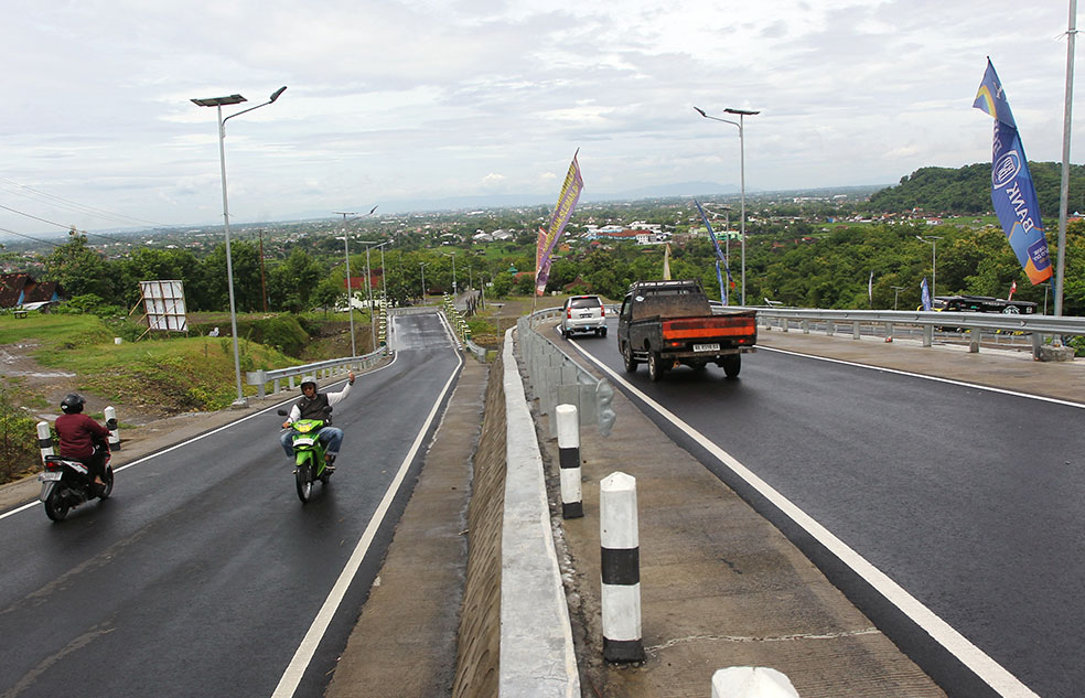 Pengendara kendaraan bermotor melintas di Jalan Baru Sambirejo, Kapanewon Prambanan, Kabupaten Sleman, yang menghubungkan wilayah Sleman-Gunungkidul.