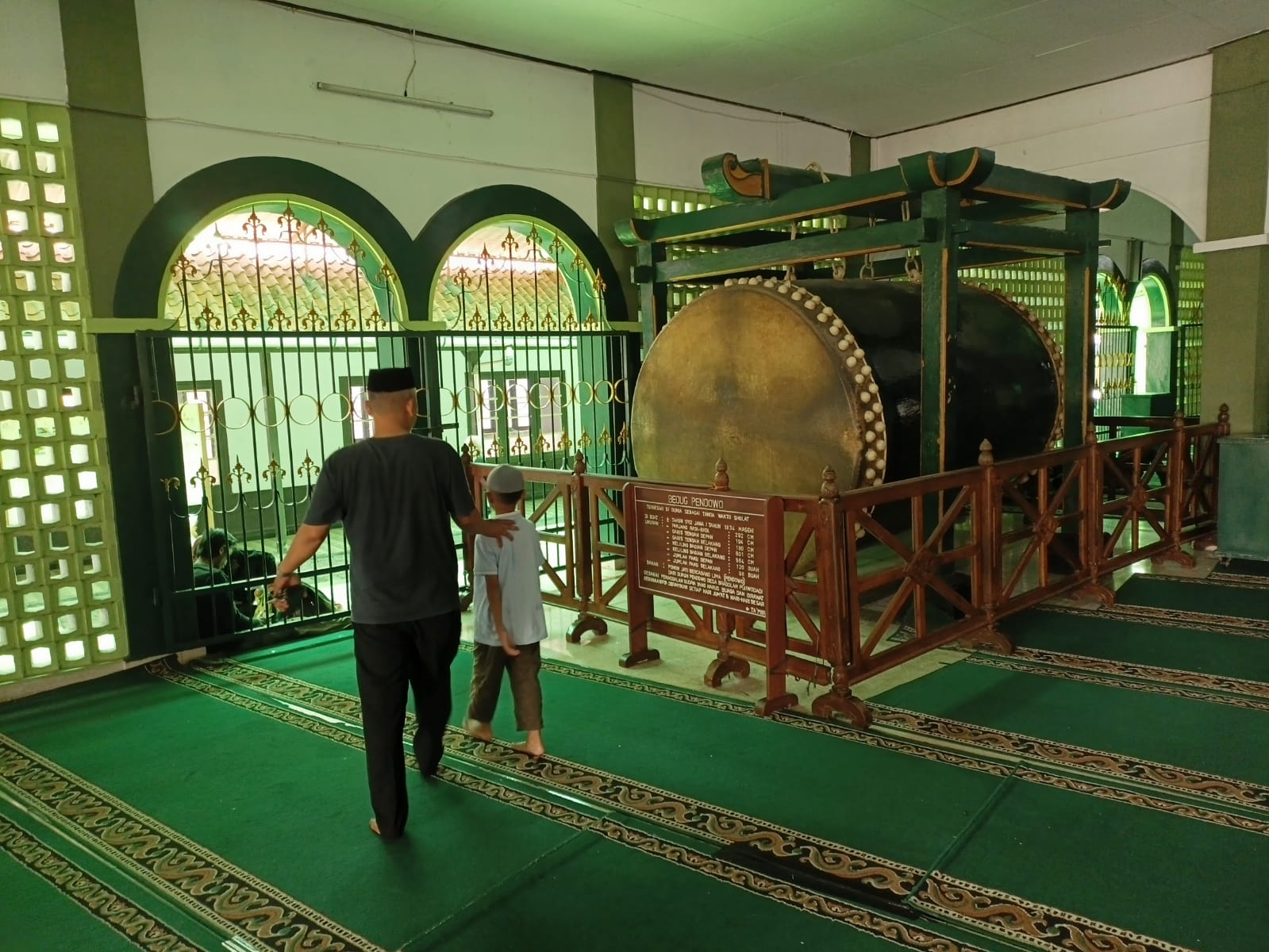 Bedug Pendowo, salah satu bedug terbesar di dunia yang berada di Masjid Agung Purworejo.