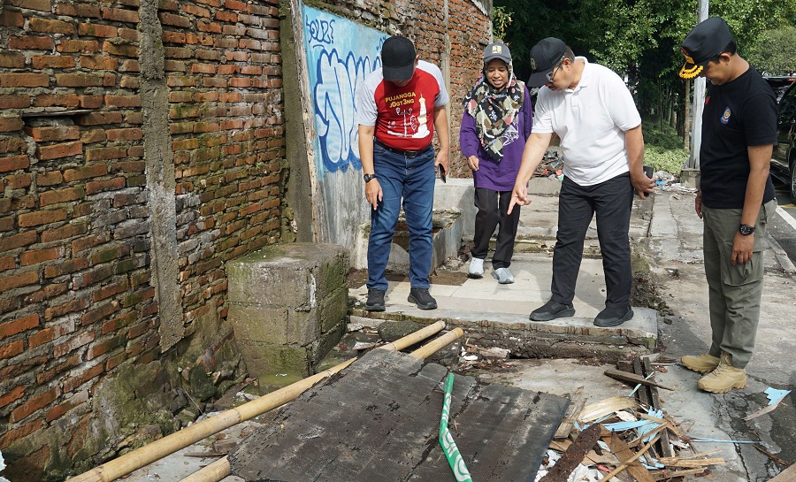 BEKAS TOILET:&nbsp;Wali Kota Jogja Hasto Wardoyo bersama dengan jajarannya saat mengecek bangunan sisa toilet di sela aksi bersih-bersih trotoar Jalan Prof Dr Sardjito,