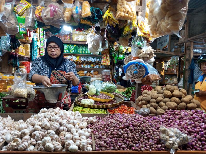 STOK AMAN: Pedagang Pasar Argosari sedang berada di lapaknya menunggu pembeli. Meski harga beberapa komoditas naik, stok dipastikan aman.