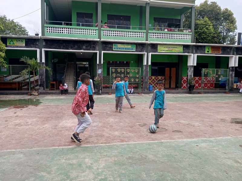 WAKTU ISTIRAHAT: Siswa SD di Wonosari sedang bermain bola saat waktu jeda istirahat pembelajaran.