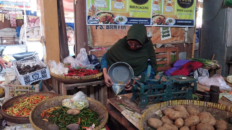 STOK MELIMPAH: Penjual cabai di Pasar Bantul sedang menjajakan dagangannya Jumat (20/2).