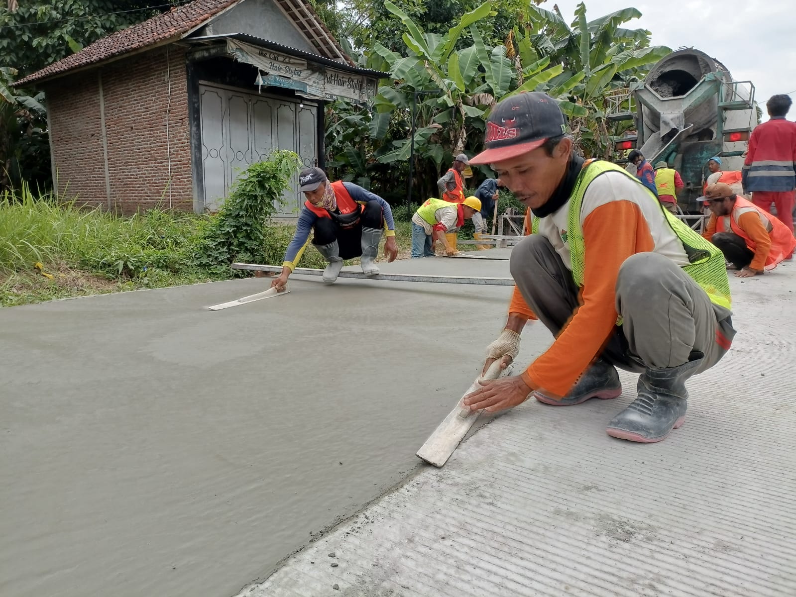 Pekerja tampak sibuk menyelesaikan progres proyek pengerjaaan ruas jalan Buayan-Jladri. (M Hafied/Radar Jogja)  &nbsp;