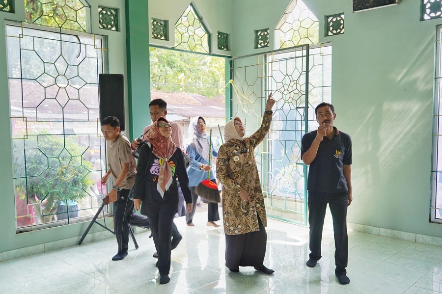 GOTONG-ROYONG : Bupati Kebumen Lilis Nuryani memimpin aksi bersih-bersih masjid di Kecamatan Ayah. (Dokumentasi Prokopim Kebumen)