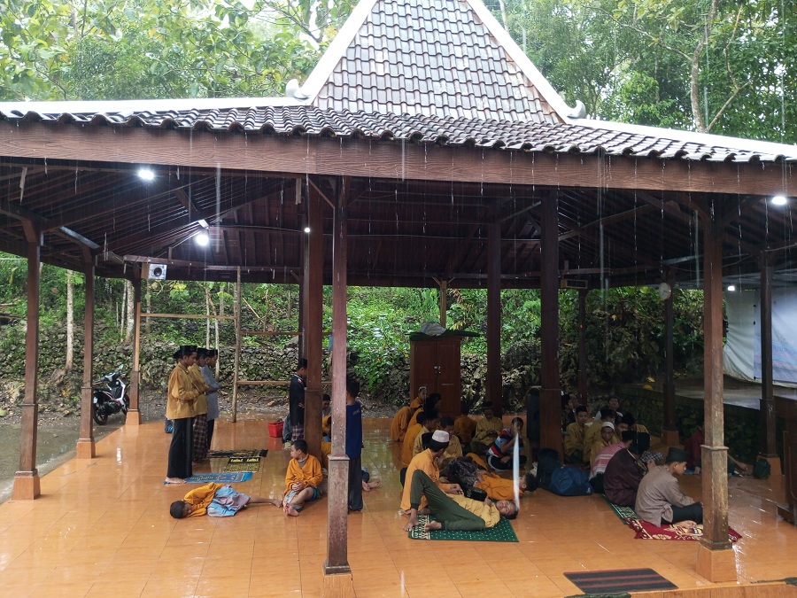 Pengasuh Pondok Pesantren Ainul Yakin Fatmawati sedang bercerita kepada Radar Jogja.