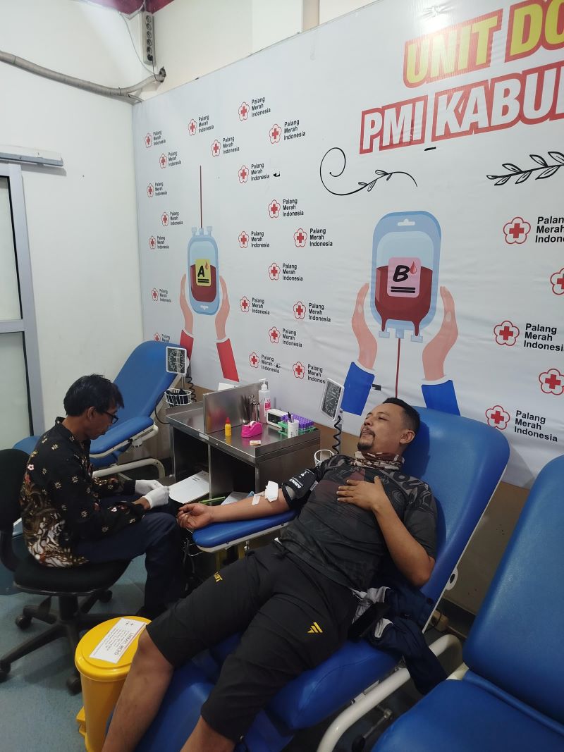 AKSI KEMANUSIAAN: Masyarakat yang sedang mendonorkan darahnya di PMI Bantul.