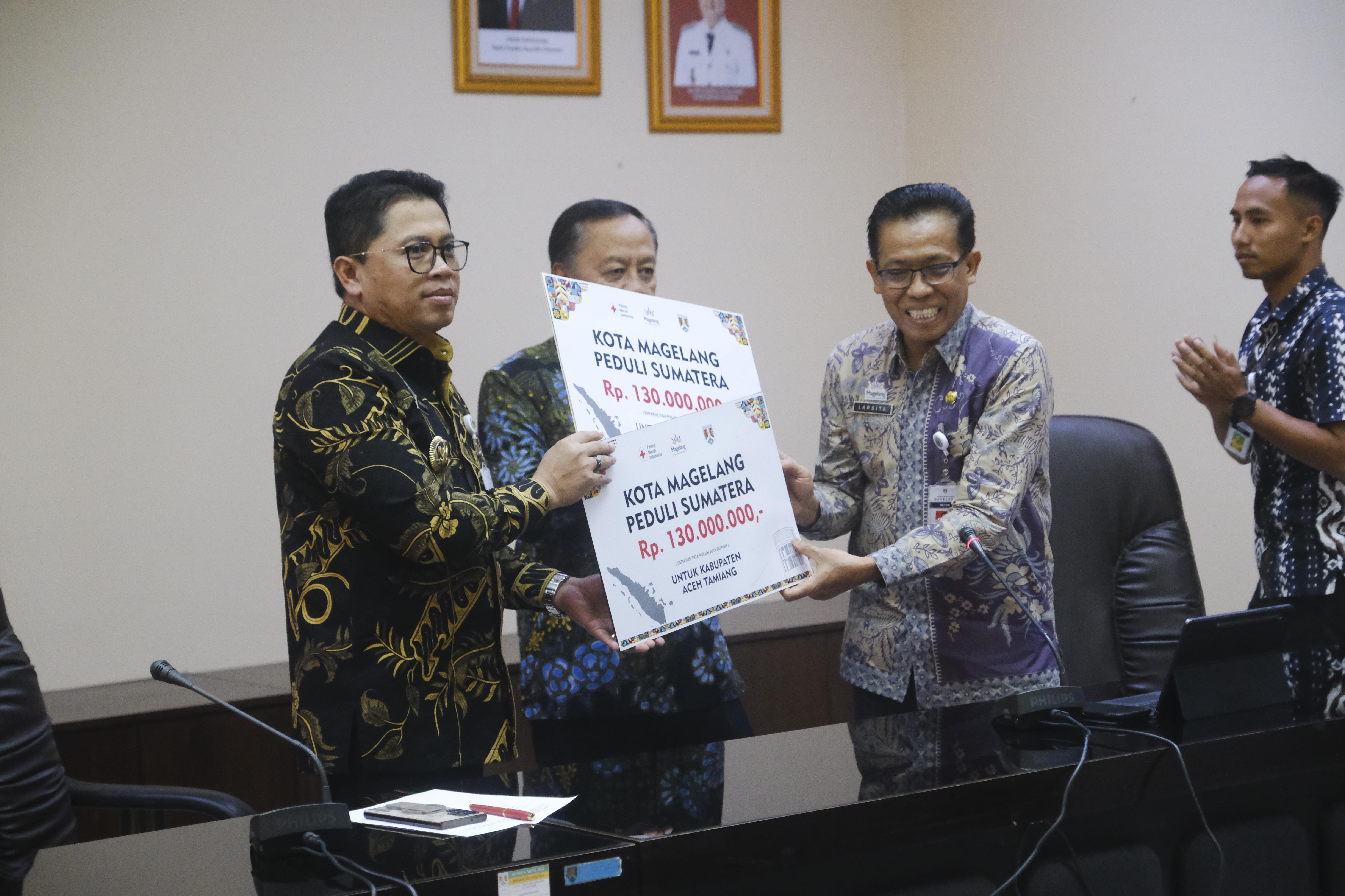  Wali Kota Magelang saat menyerahkan bantuan untuk korban banjir Sumatra, Jumat (20/2).
