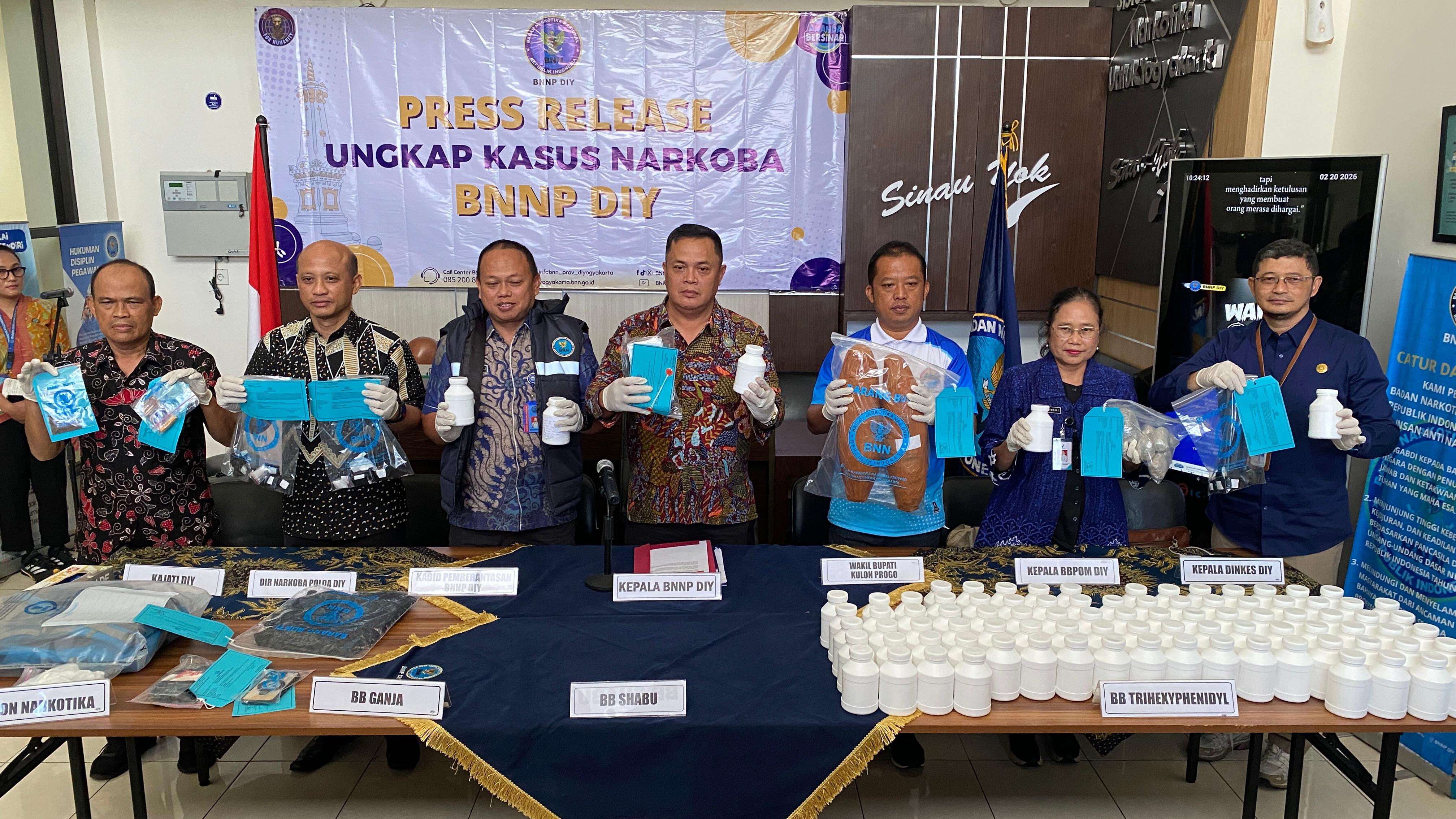 Agenda Ungkap Kasus Narkoba di Kantor BNNP DIY, Jumat (20/2). Ganja 2,71 kilogram, sabu 175 gram dan puluhan ribu butir pil