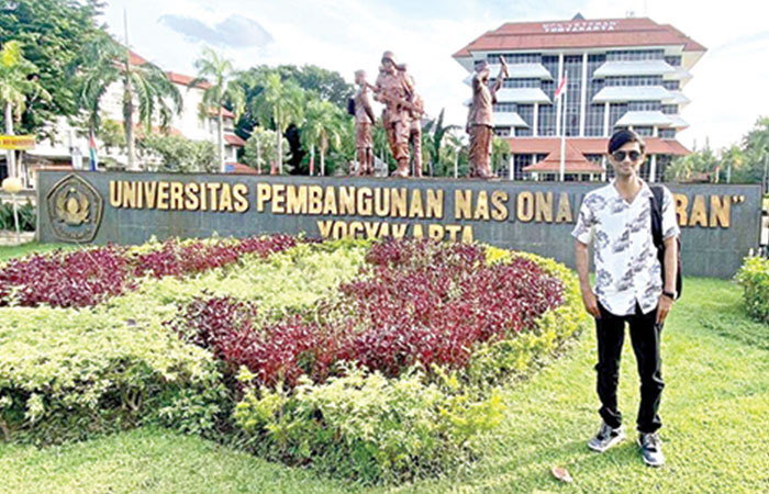 TERSENTUH: Amjad Jabbar, mahasiswa UPN Veteran Jogja asal Pakistan senang bisa menjalani puasa Ramadan di Jogjakarta. Agar membaur dengan masyarakat, ia pun memilih tinggal di perkampungan.