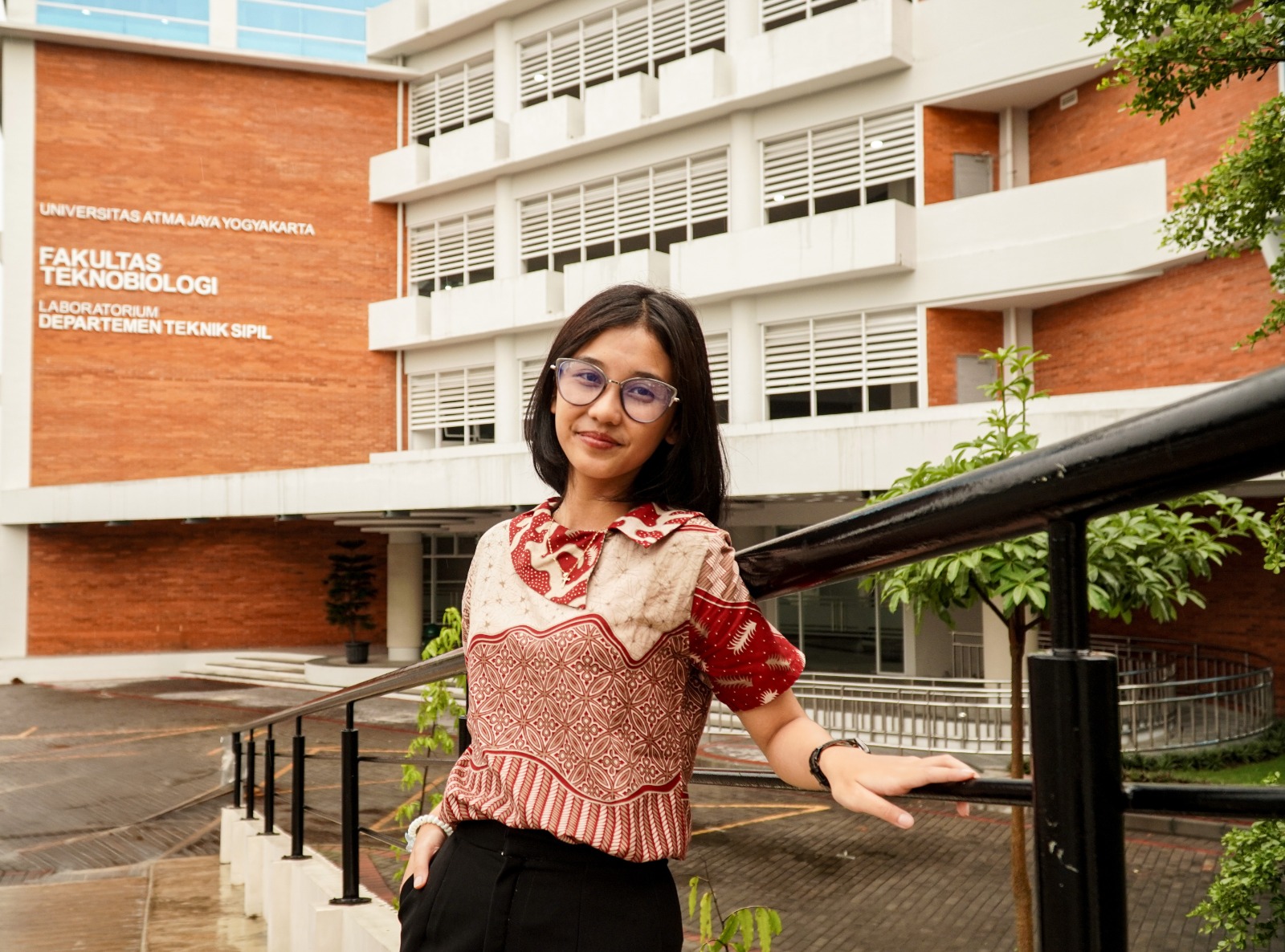 Avira Kusuma Elvaretta, mahasiswa Program Studi Biologi angkatan 2025 berhasil meraih dua medali emas Di Posbanas 2026